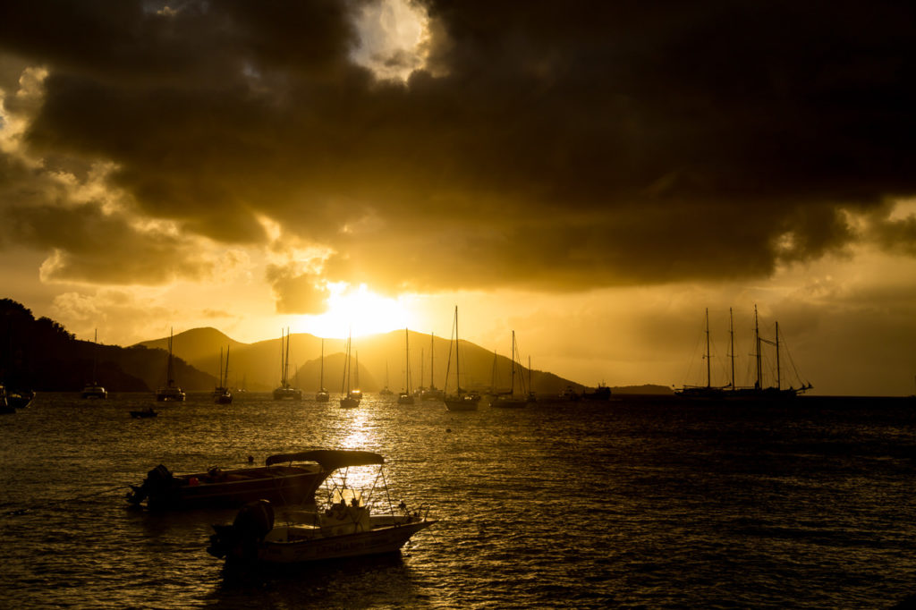 Karibischer Sonnenuntergang auf den Saints mit Segelschiffen als Silhouetten