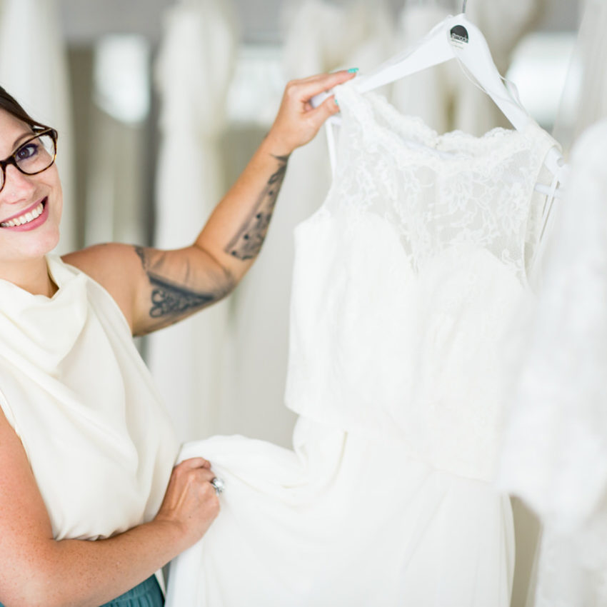 Image-Shooting: Mitarbeiterin von La Mode Abyssale by Helen Bender präsentiert ein Brautkleid
