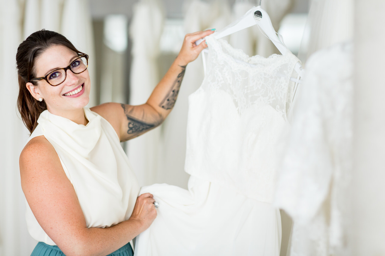 Image-Shooting: Mitarbeiterin von La Mode Abyssale by Helen Bender präsentiert ein Brautkleid