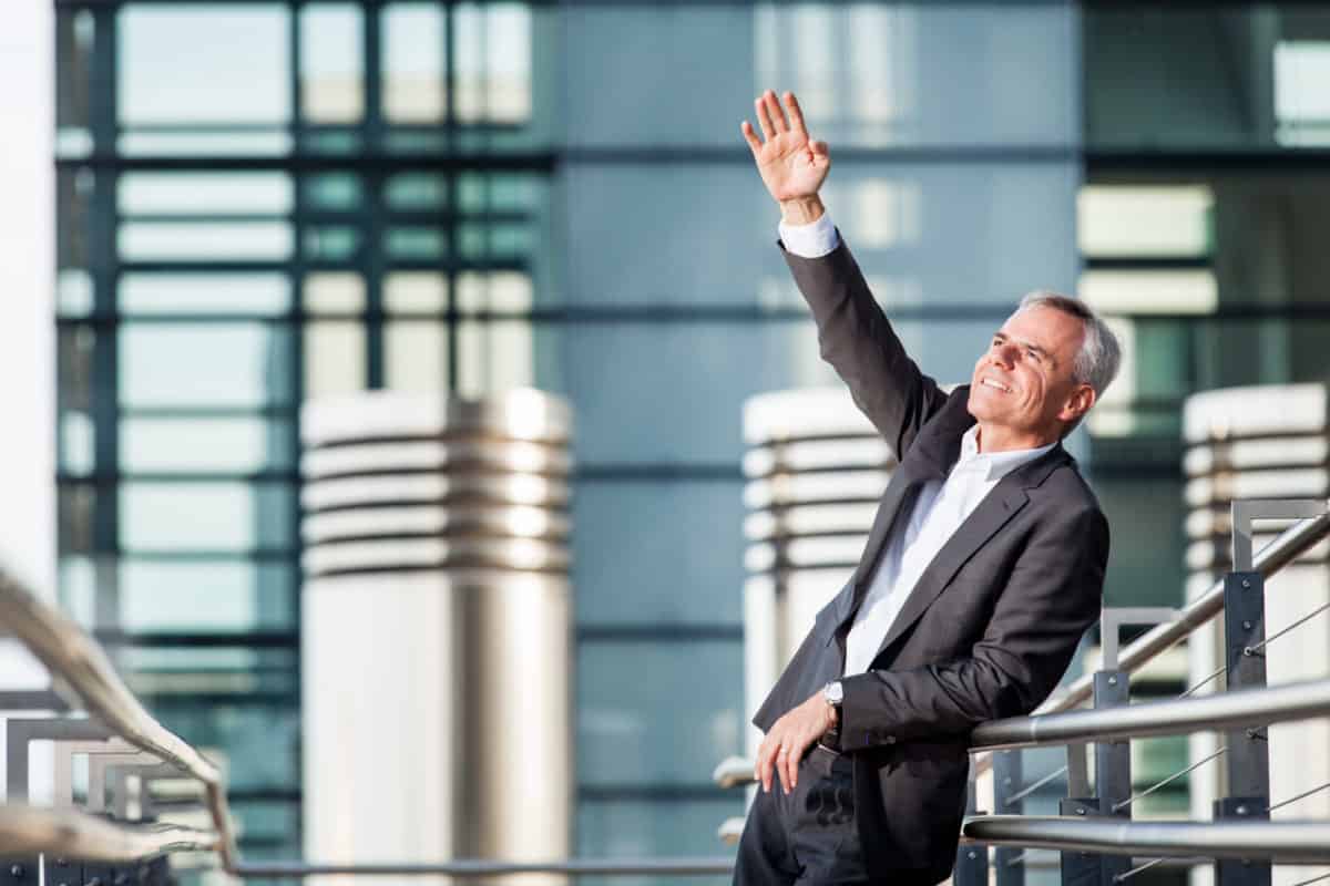 Dynamisches Business Portrait Manager vor Glas-Stahl-Wand