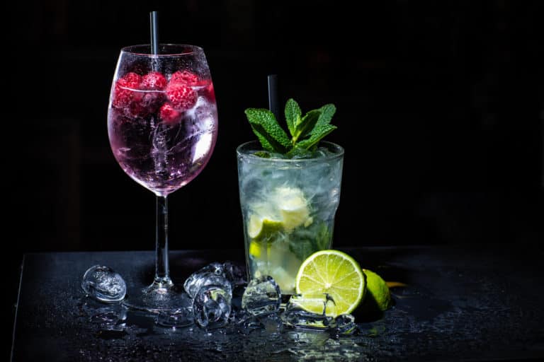 Cocktails mit Deko vor schwarzem Hintergrund