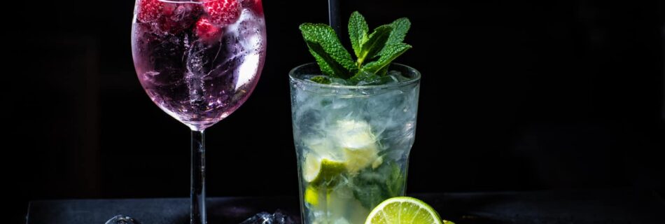 Cocktails mit Deko vor schwarzem Hintergrund
