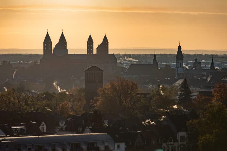 Dom zu Speyer im Gegenlicht