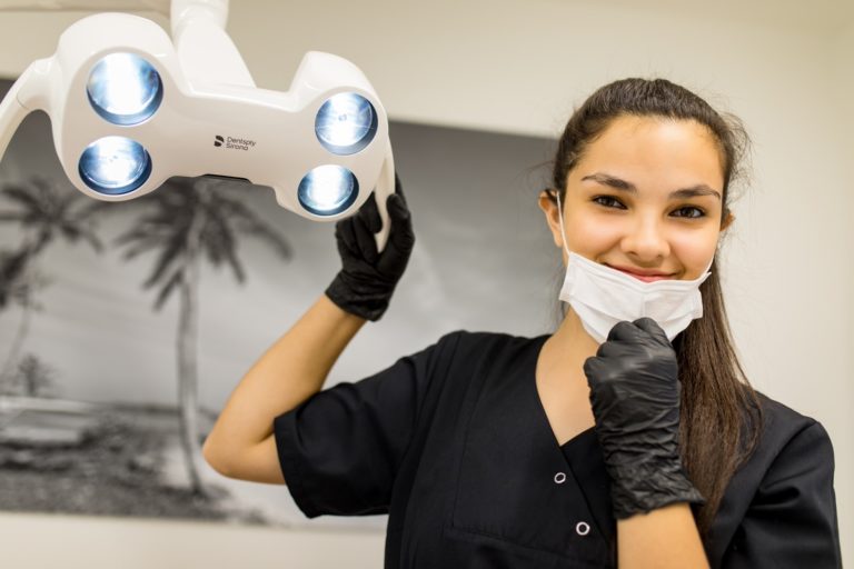 Portraitfoto Zahnarzthelferin beim Shooting Zahnarztpraxis