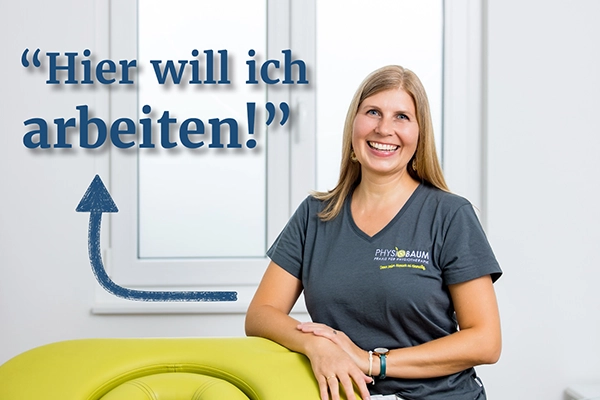 Glückliche Mitarbeiterin einer Physio-Praxis